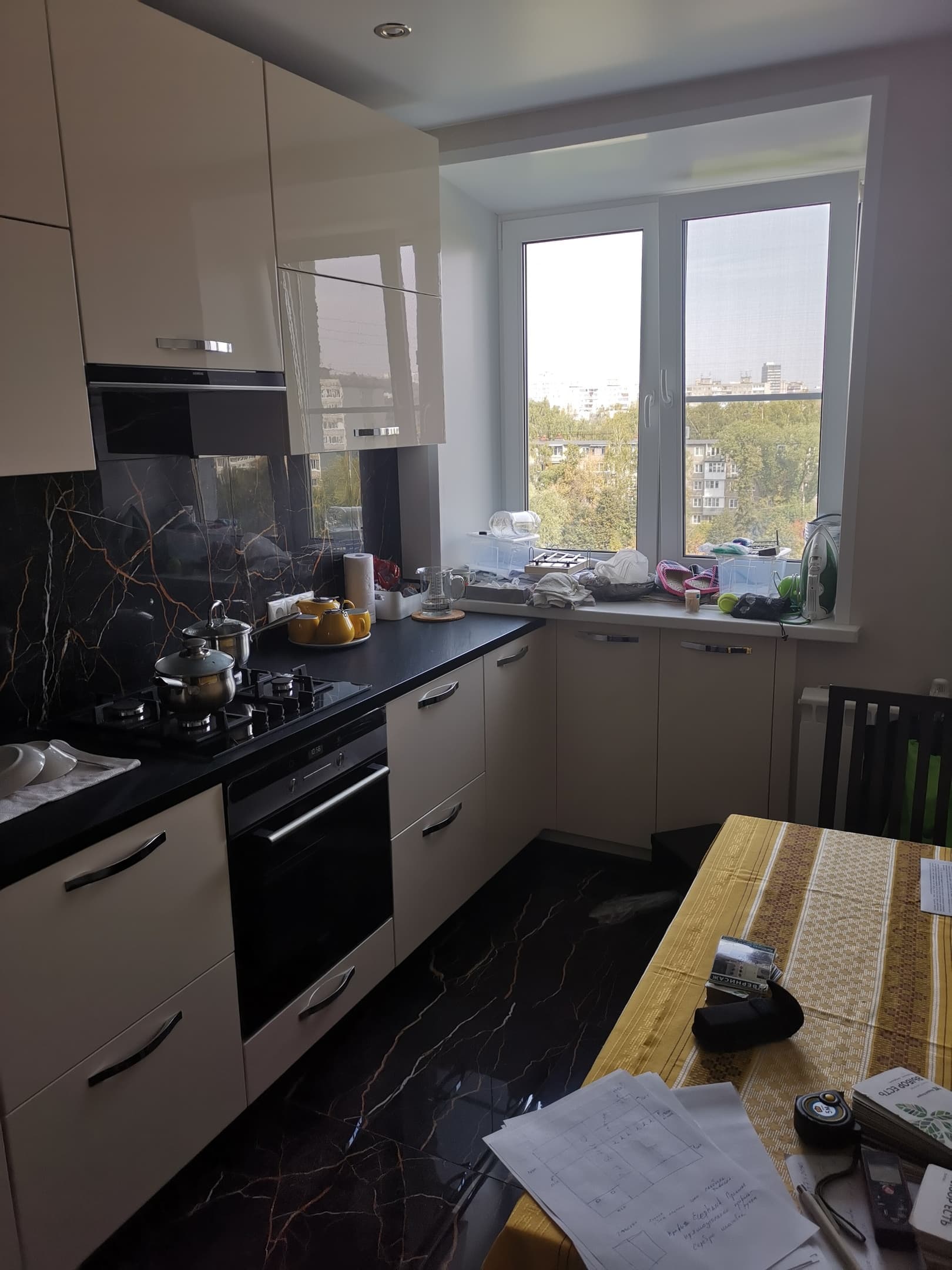 Сделали вот такую кухню и пару шкафов купе в кварт... — фото 7