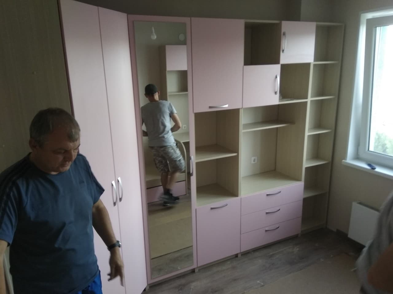 Это детская комната для девочки. Стенка с шкафами,... — фото 2