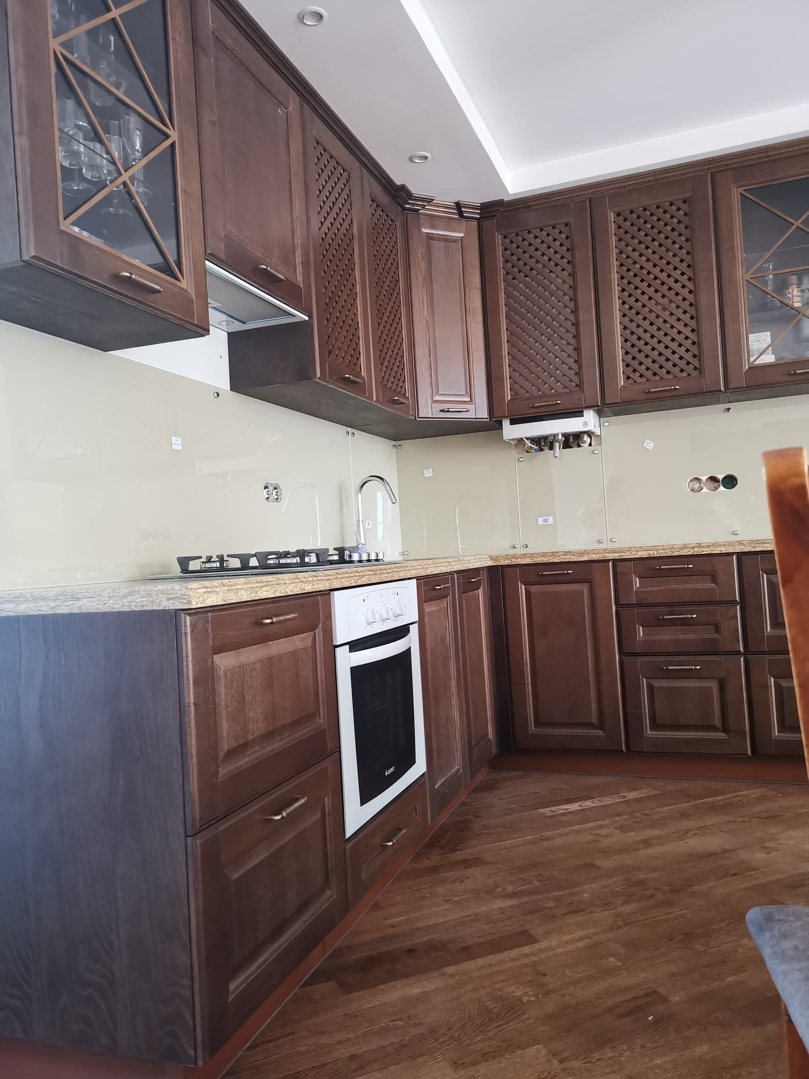 Изготовили вот такую кухню, очень интересный гарни... — фото 5