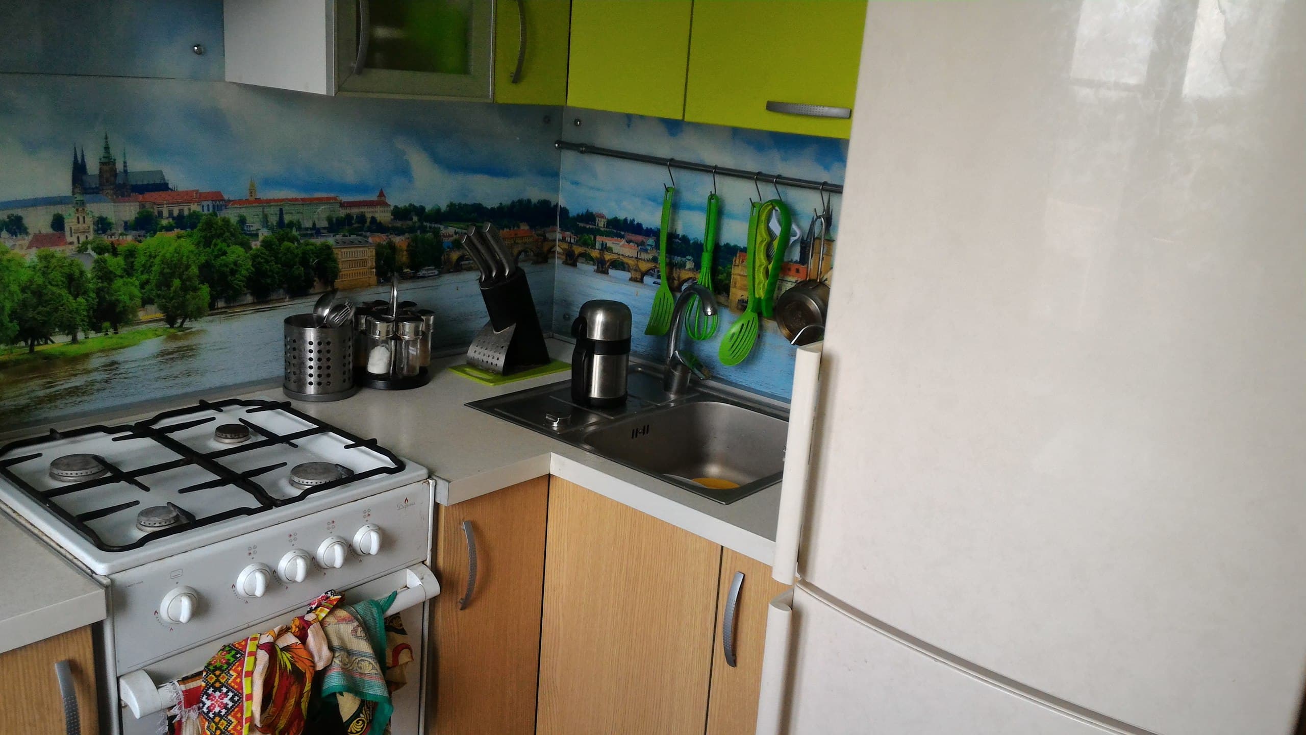 Сделали вот такую кухню. Само помещение очень мале... — фото 2