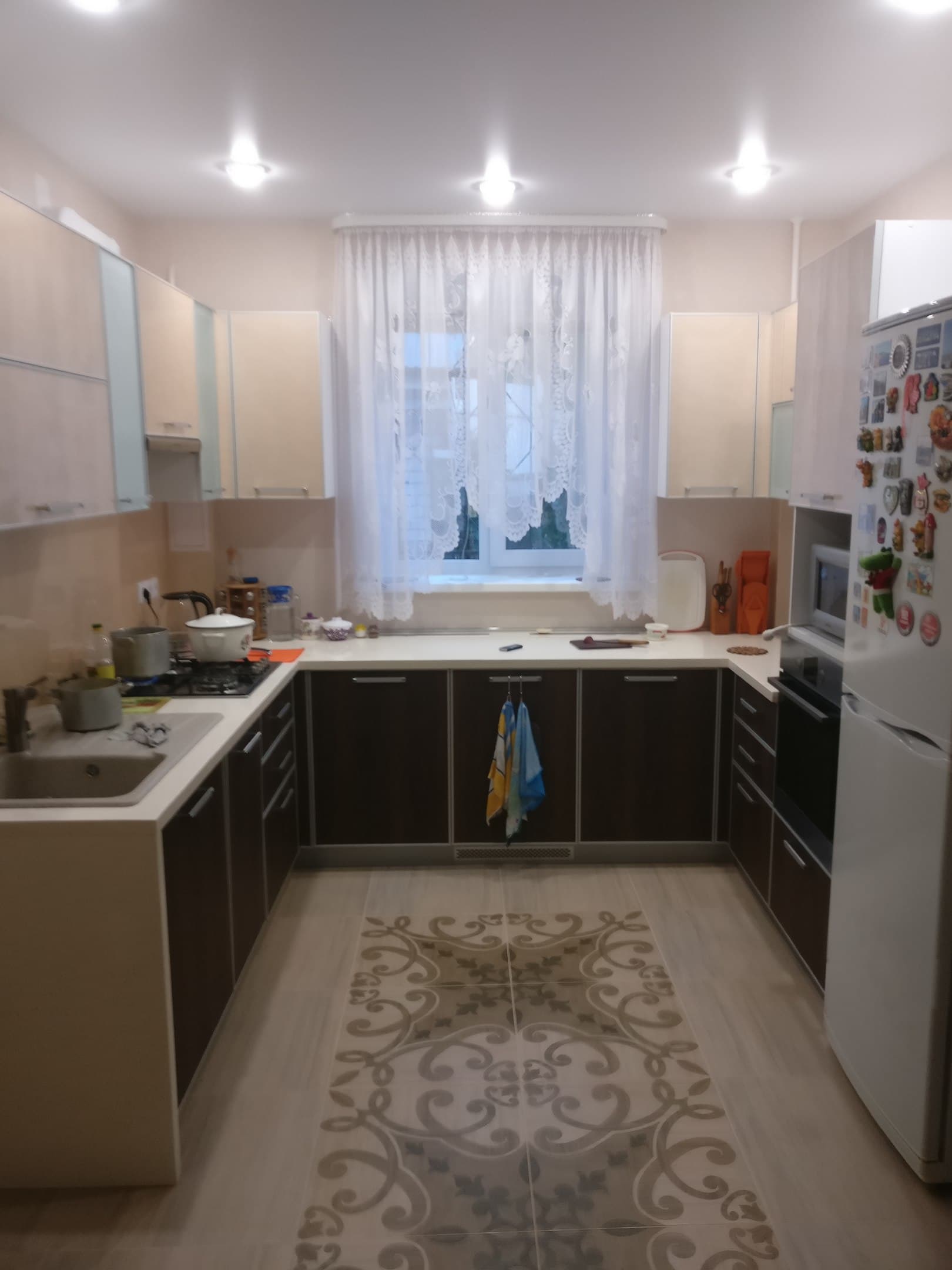 Очень сложная кухня в частный дом. Стены сильно уш... — фото 3
