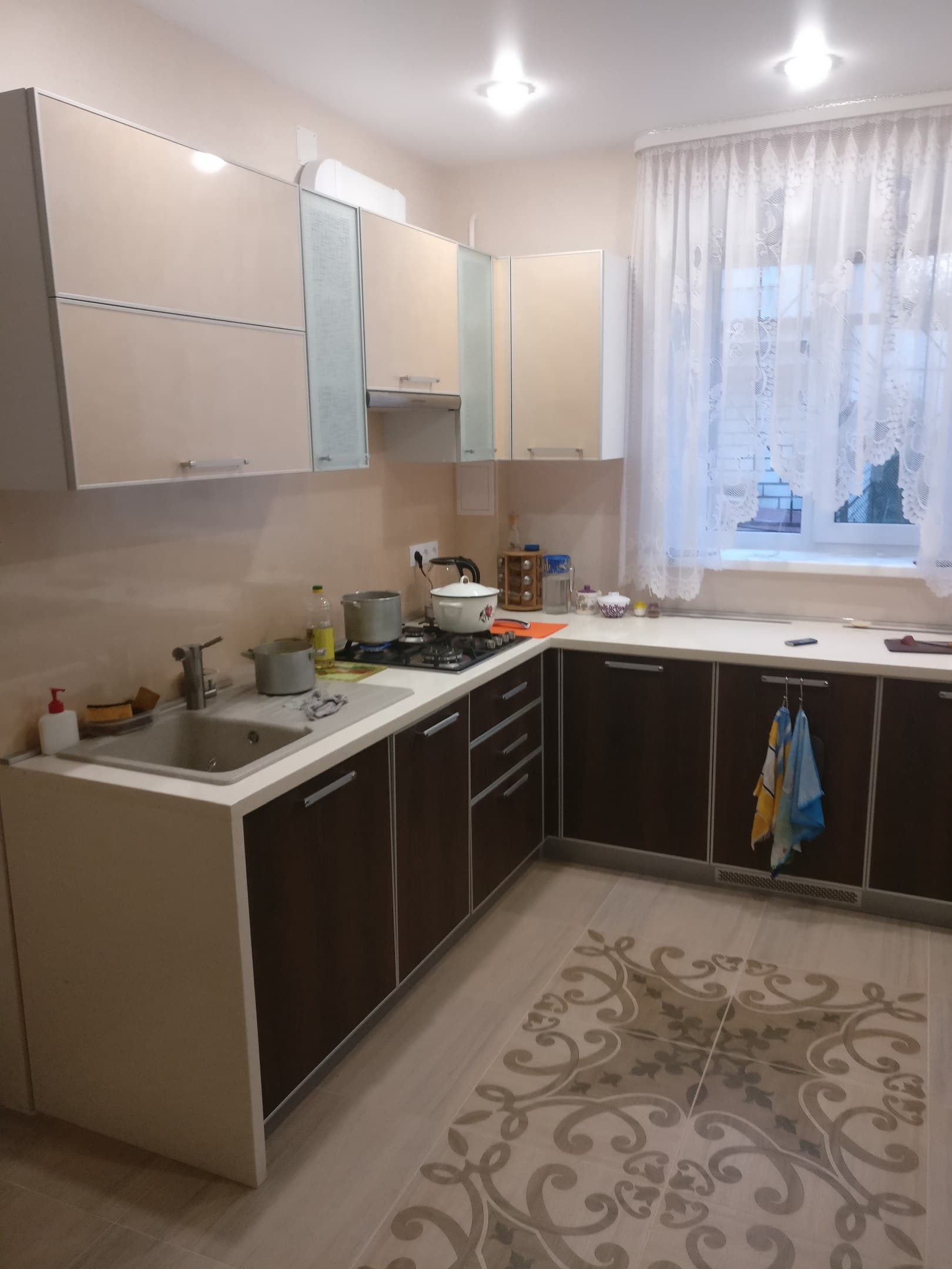 Очень сложная кухня в частный дом. Стены сильно уш... — фото 4