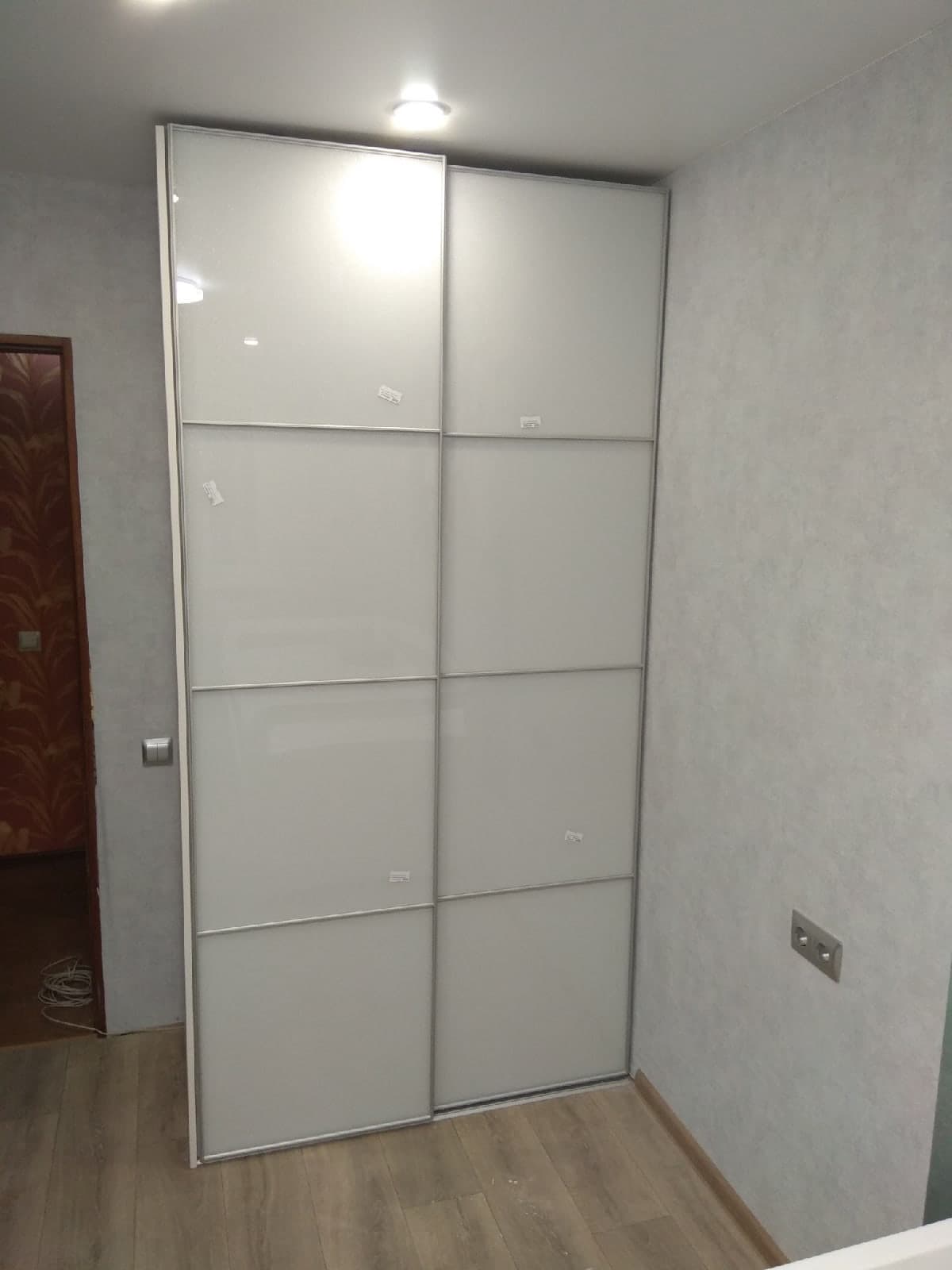 Изготовили мебель в комнату молодой девушки.