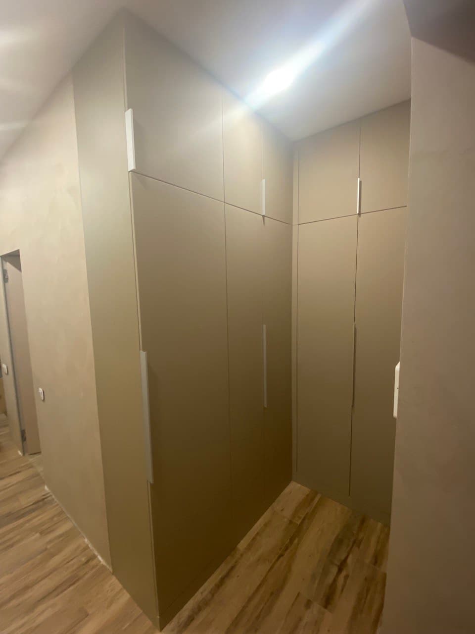 Стильный шкаф в прихожую, в современном силе. Авст...