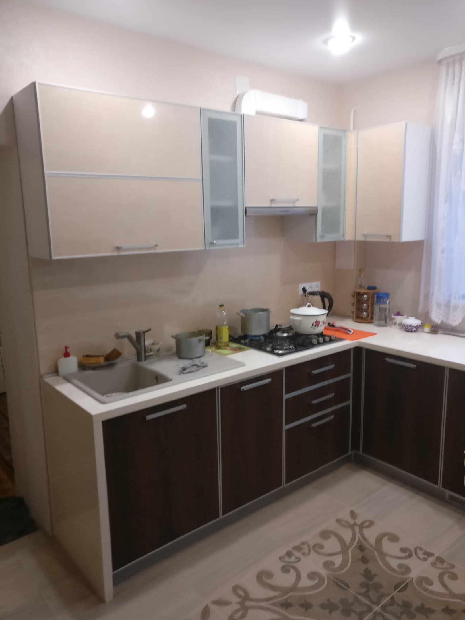 Очень сложная кухня в частный дом. Стены сильно уш...