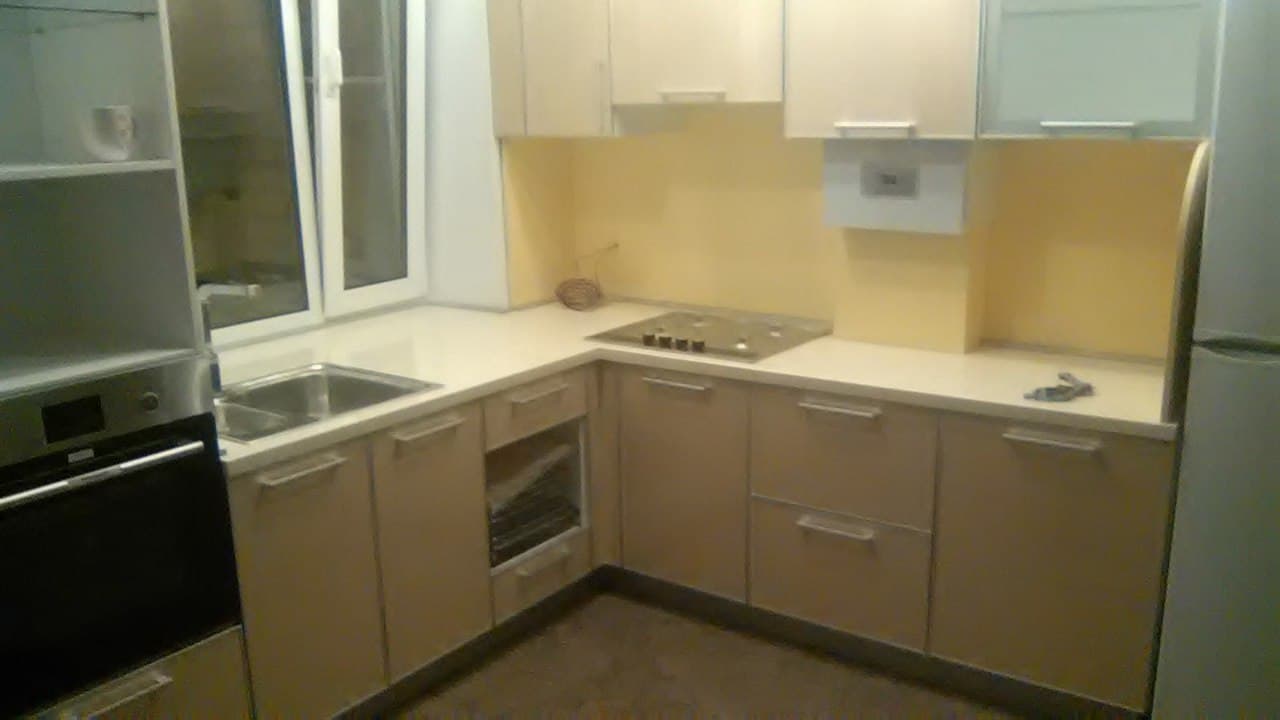 Кухня в частный дом. Фасады пластик, столешница ка...